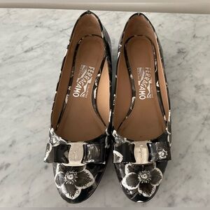 Ferragamo Black White Floral Patent Leather Shoes; Size 8.5 C;